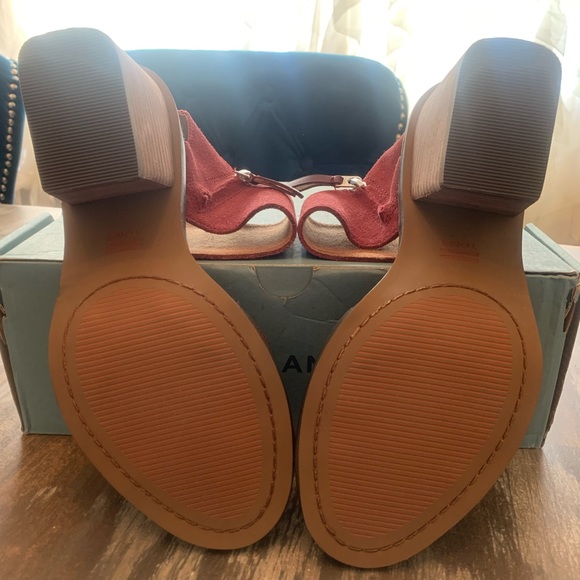 *NWT* TOMS - Picture 4 of 11